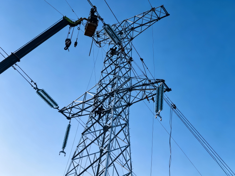 Torres de energ&iacute;a de transmisi&oacute;n de 330 kV en China